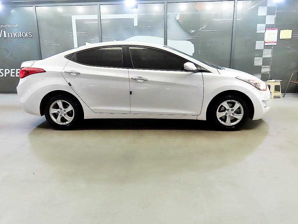HYUNDAI Avante - Vista 3
