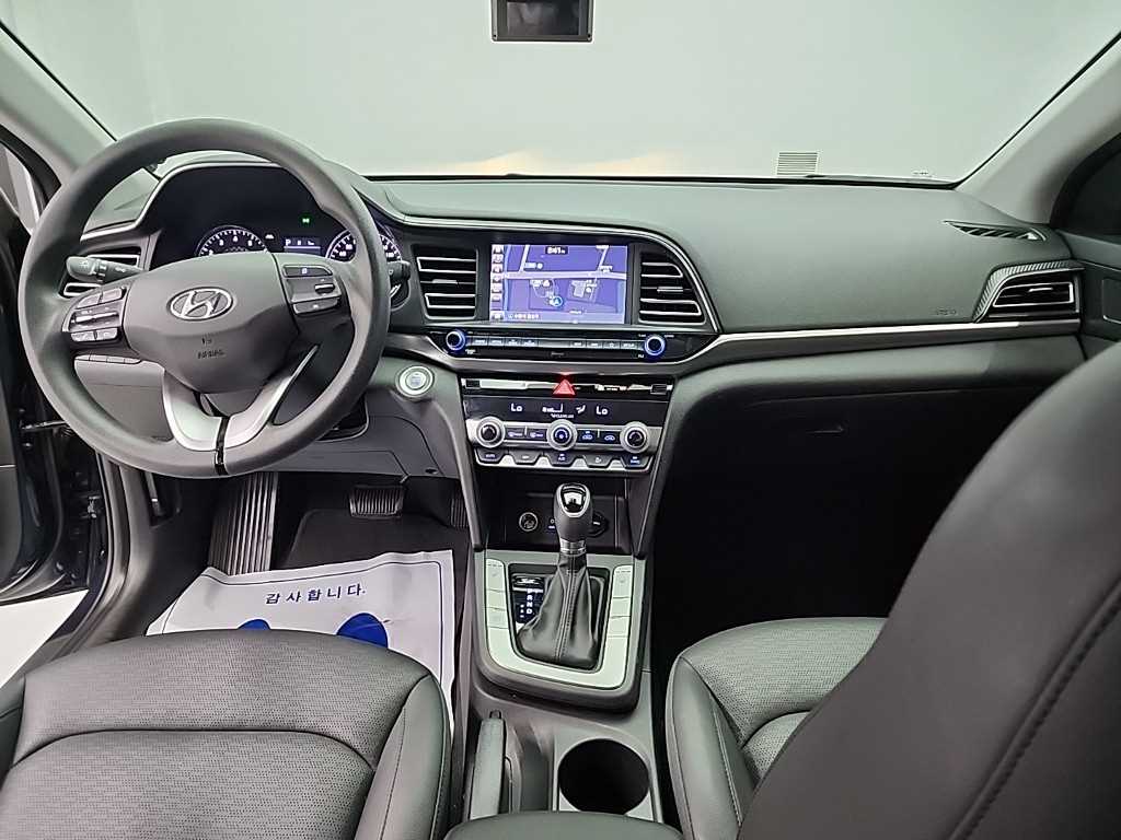HYUNDAI Avante - Vista 9