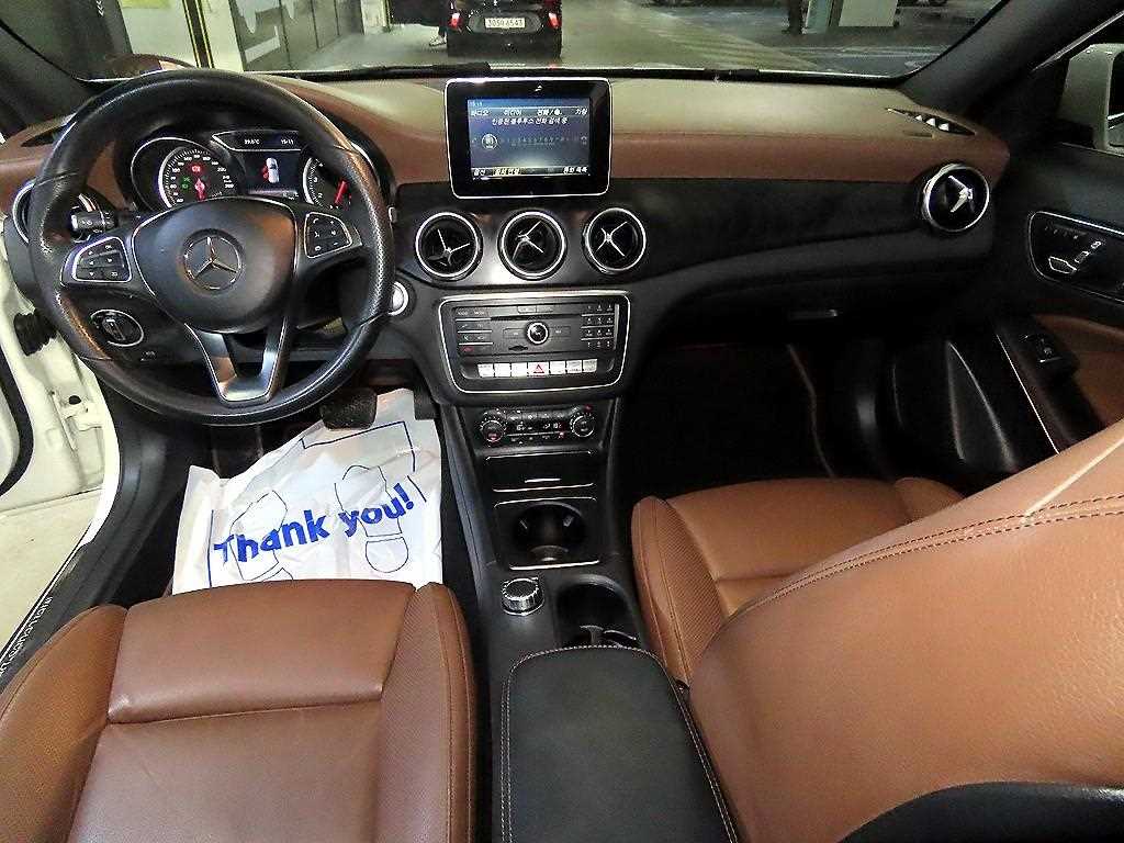 Mercedes Benz GLA Class - Vista 12
