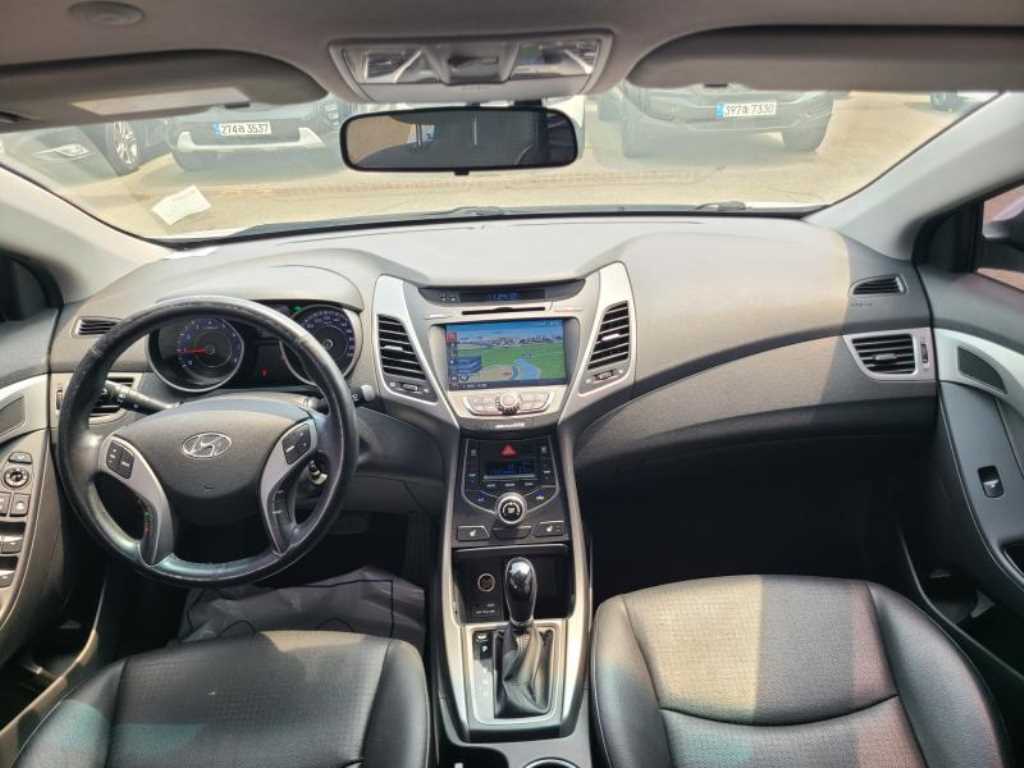 HYUNDAI Avante - Vista 10