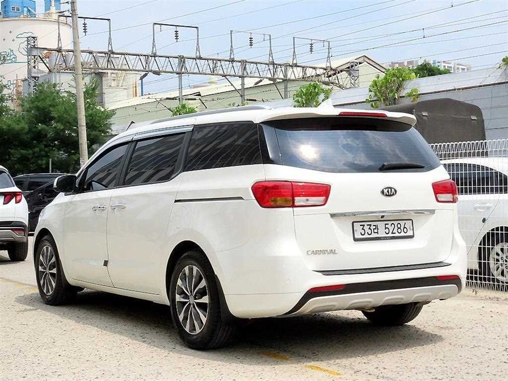 KIA Carnival - Vista 3
