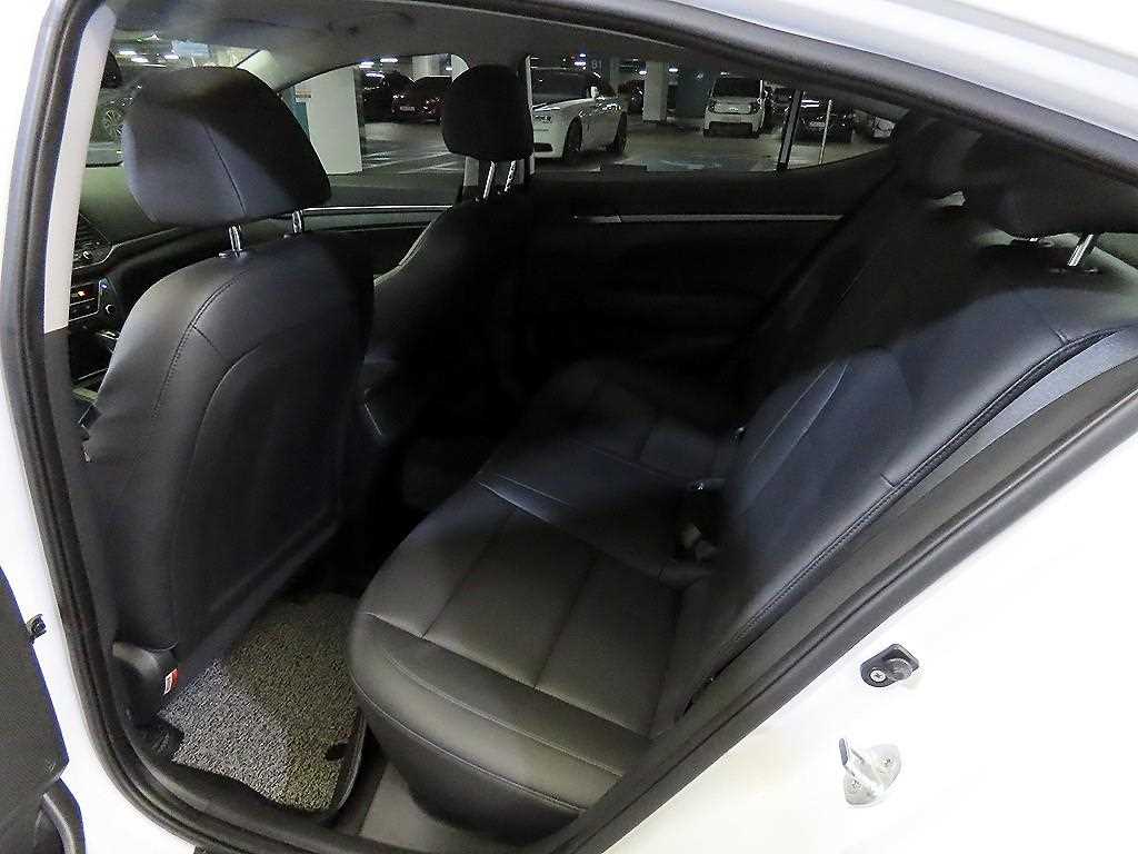 HYUNDAI Avante - Vista 9