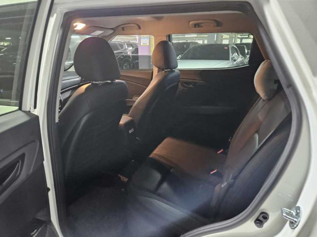Ssangyong Tivoli - Vista 9