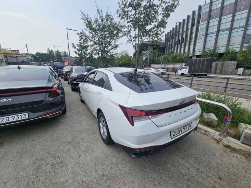HYUNDAI Avante - Vista 8