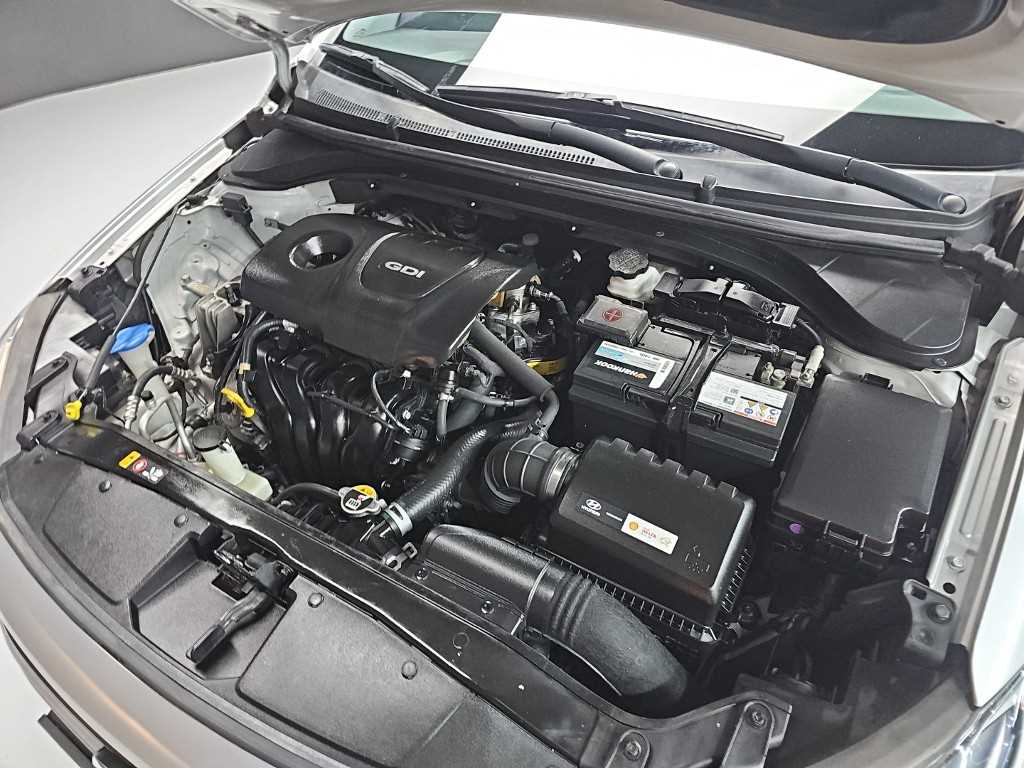 HYUNDAI Avante - Vista 7