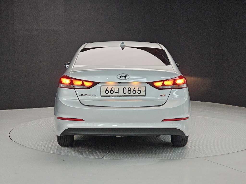 HYUNDAI Avante - Vista 3