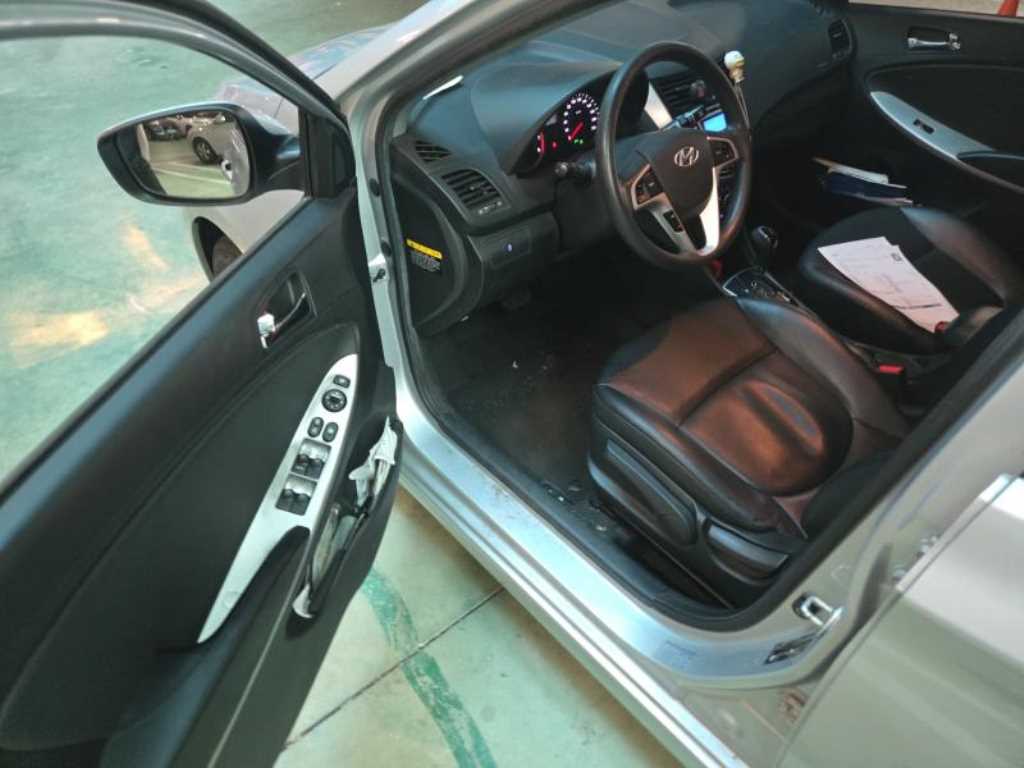 HYUNDAI Accent - Vista 12