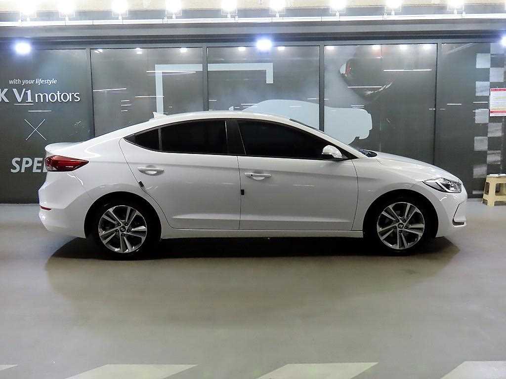 HYUNDAI Avante - Vista 3