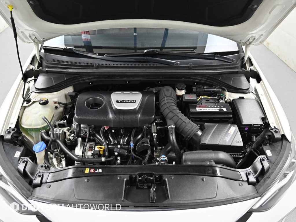 HYUNDAI Avante - Vista 9