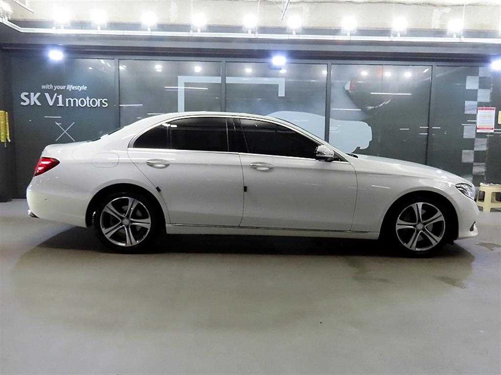 Mercedes Benz E class - Vista 3