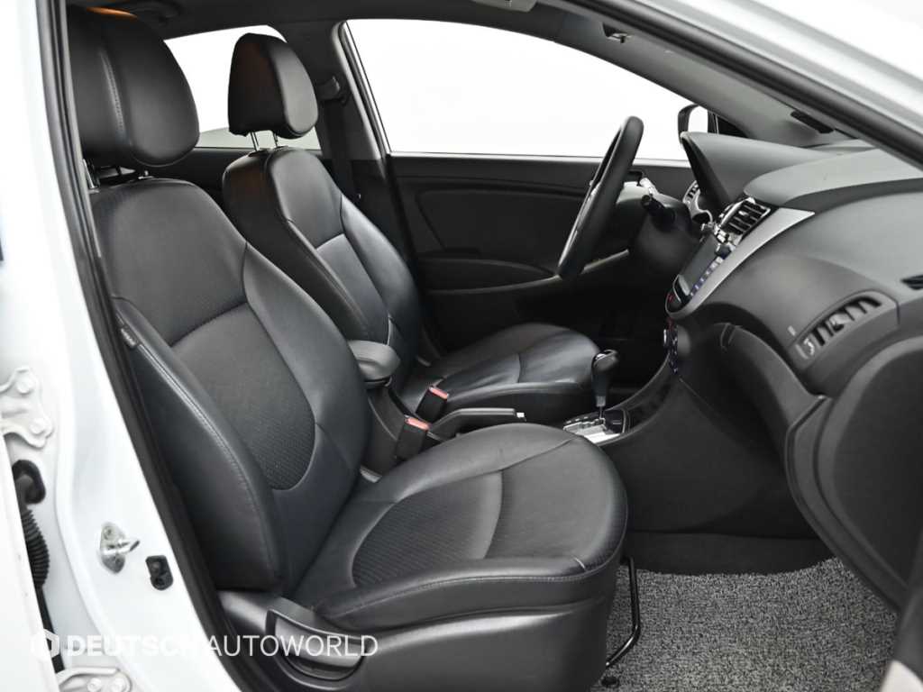 HYUNDAI Accent - Vista 12