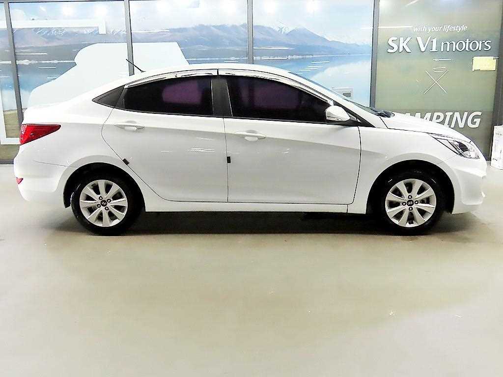 HYUNDAI Accent - Vista 3