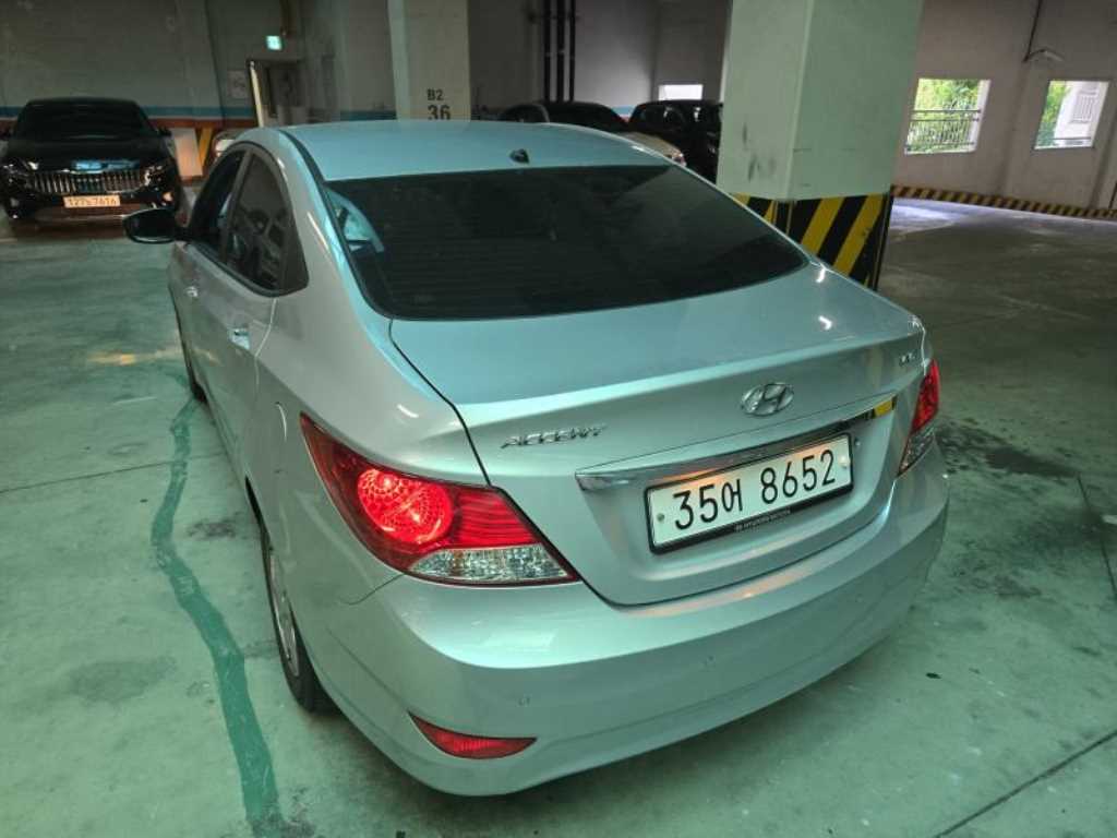 HYUNDAI Accent - Vista 2