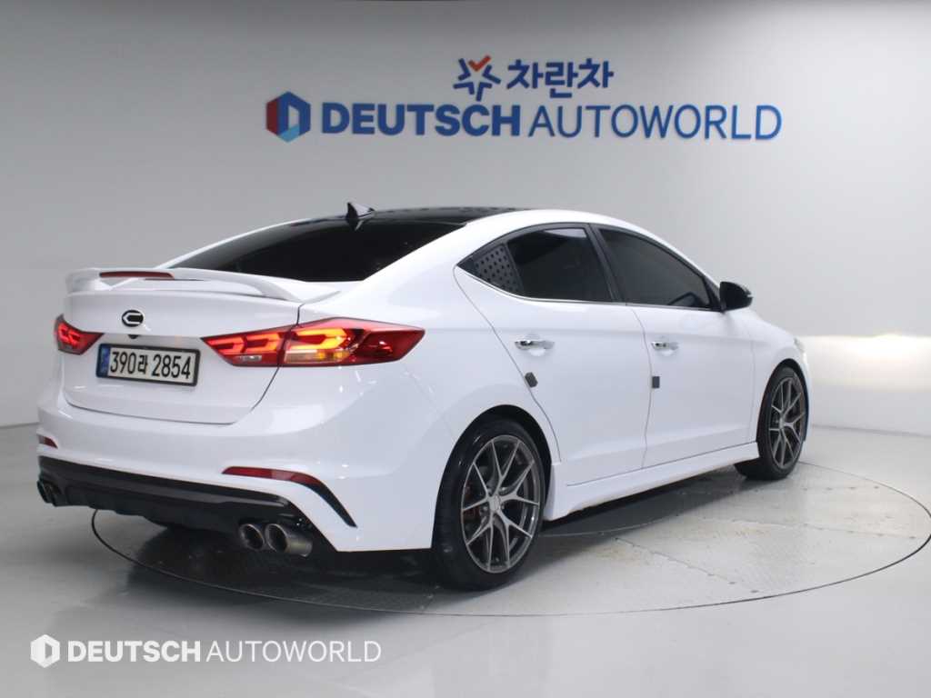 HYUNDAI Avante - Vista 2