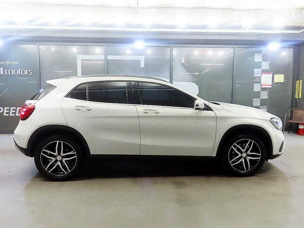 Mercedes Benz GLA Class - Vista 3