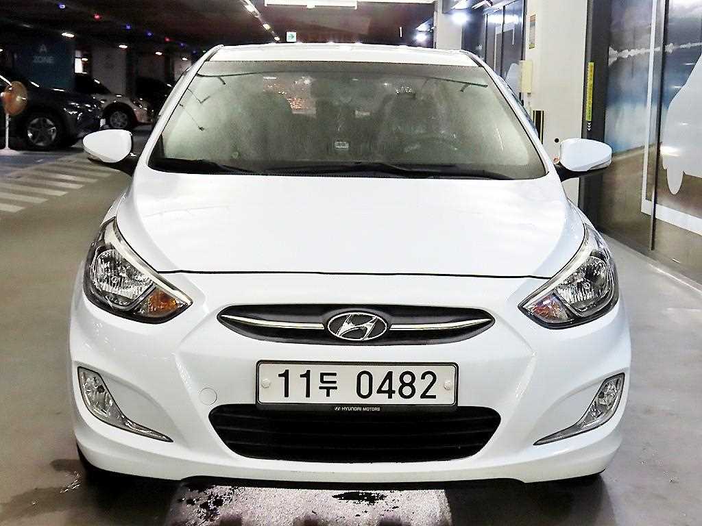 HYUNDAI Accent - Vista 2