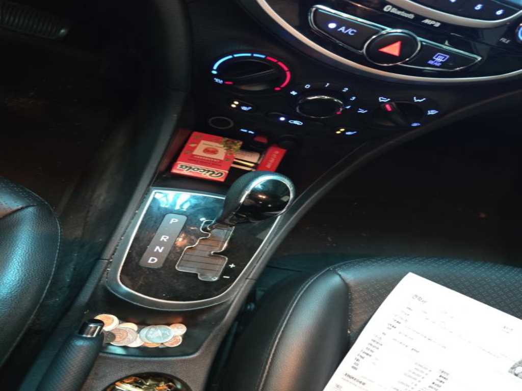 HYUNDAI Accent - Vista 10