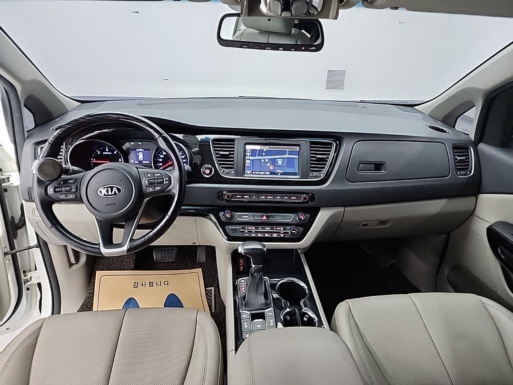 KIA Carnival - Vista 9