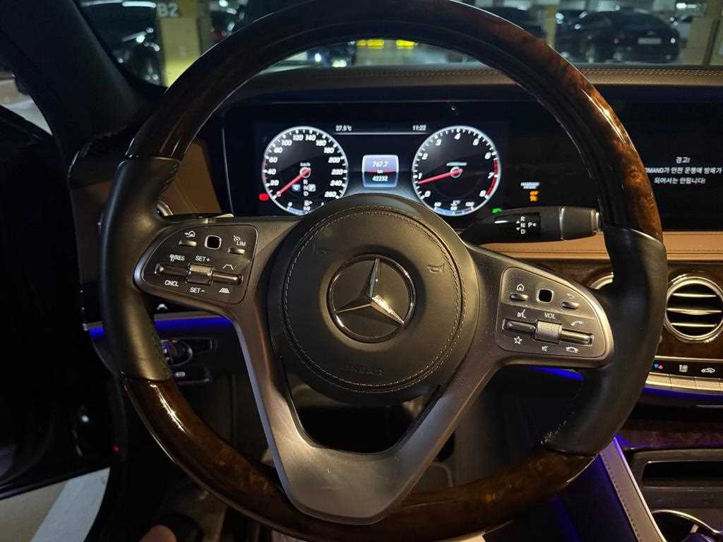 Mercedes Benz S Class - Vista 12