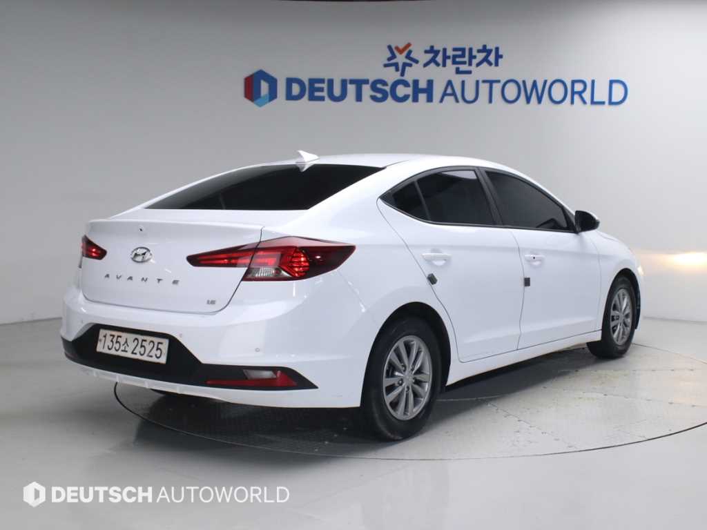 HYUNDAI Avante - Vista 2