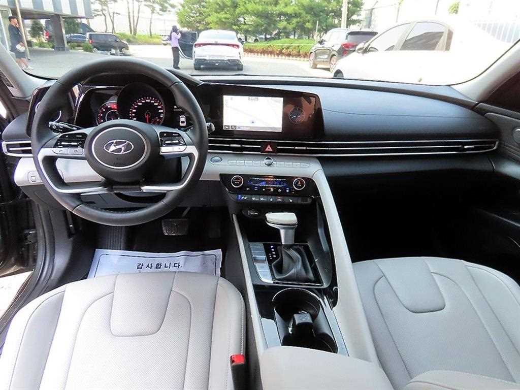 HYUNDAI Avante - Vista 9