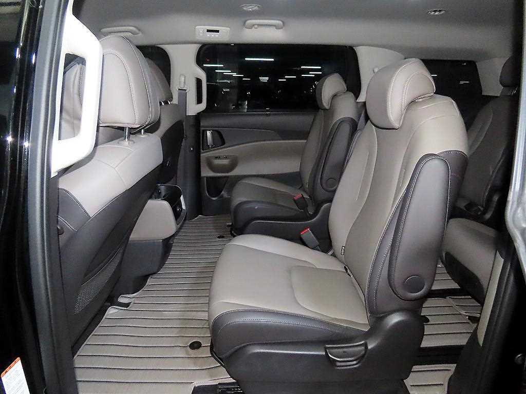 KIA Carnival - Vista 9