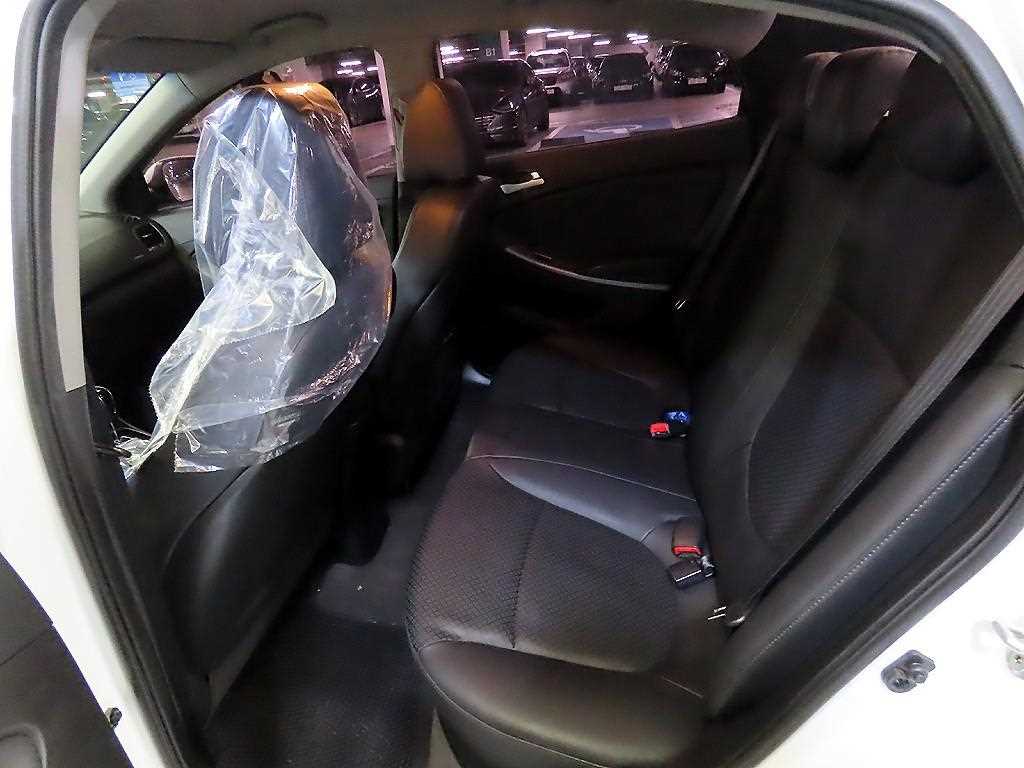 HYUNDAI Accent - Vista 9