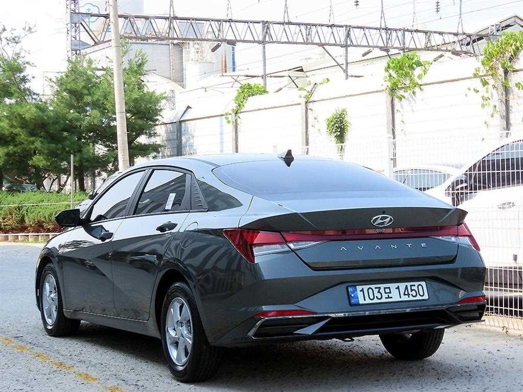 HYUNDAI Avante - Vista 3