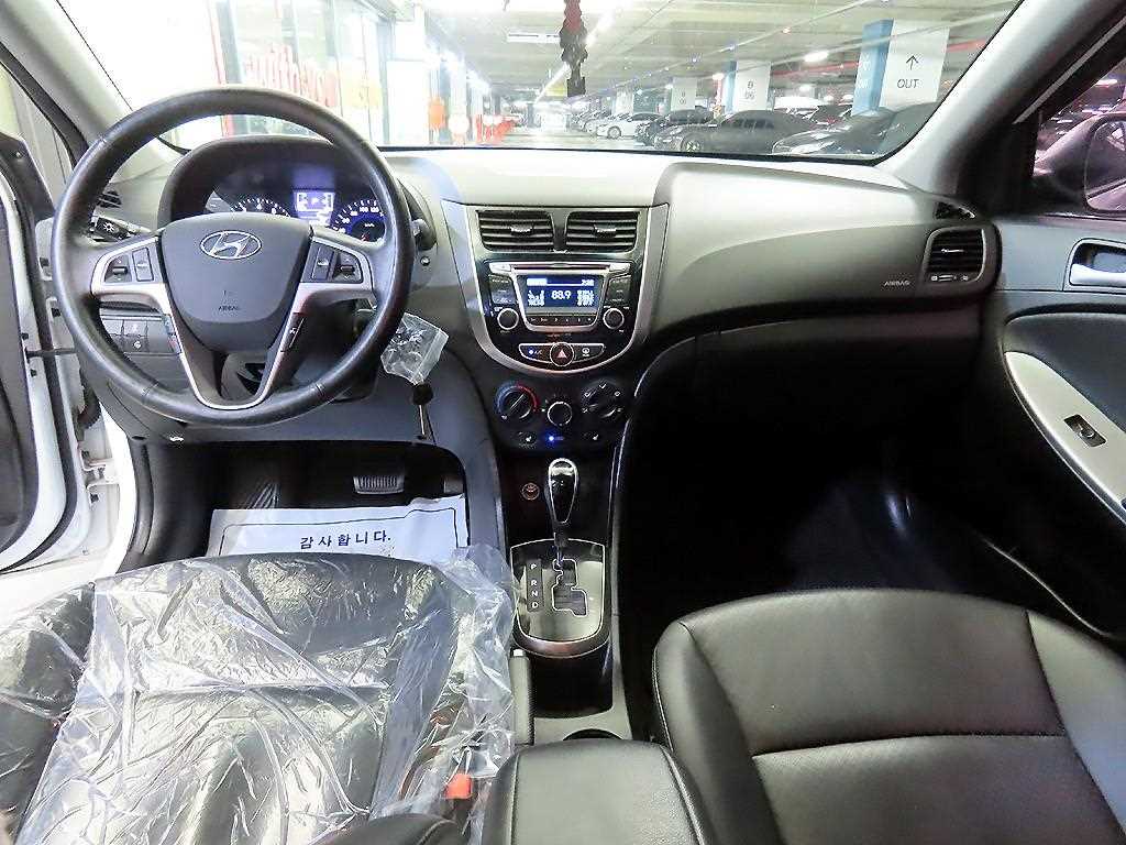 HYUNDAI Accent - Vista 12