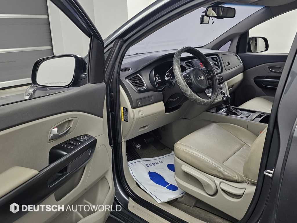 KIA Carnival - Vista 11