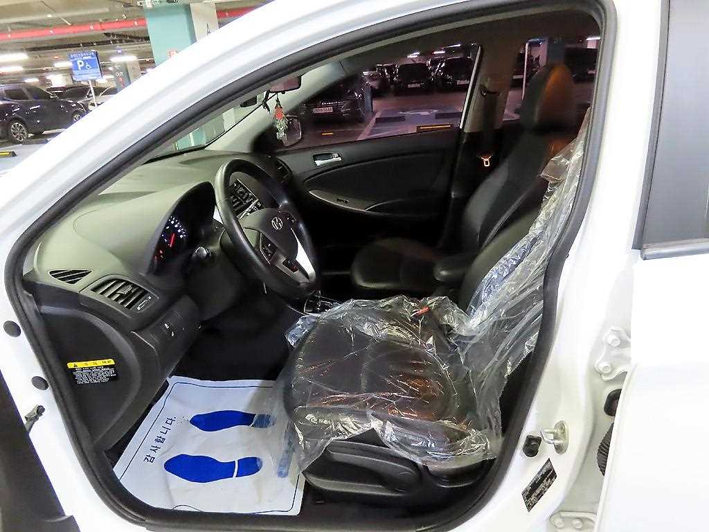 HYUNDAI Accent - Vista 8