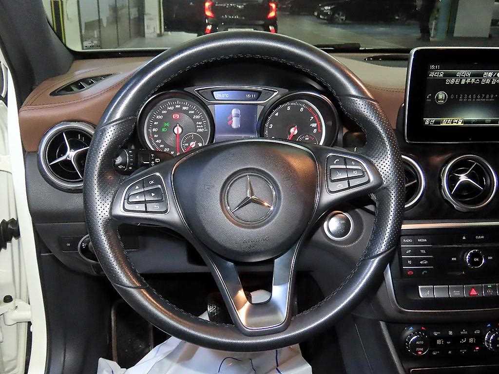 Mercedes Benz GLA Class - Vista 10