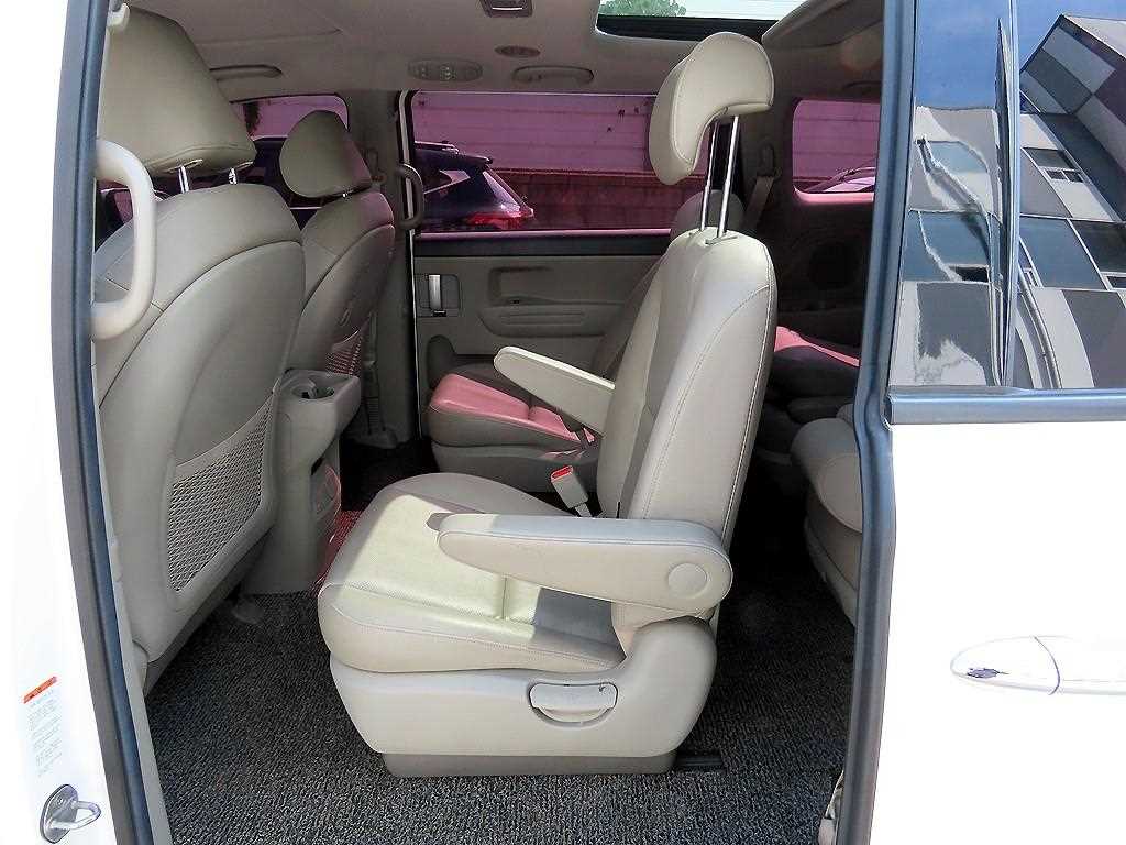 KIA Carnival - Vista 8