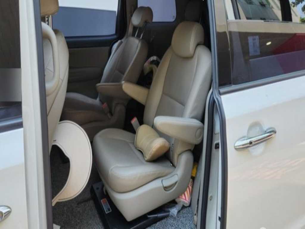 KIA Carnival - Vista 8