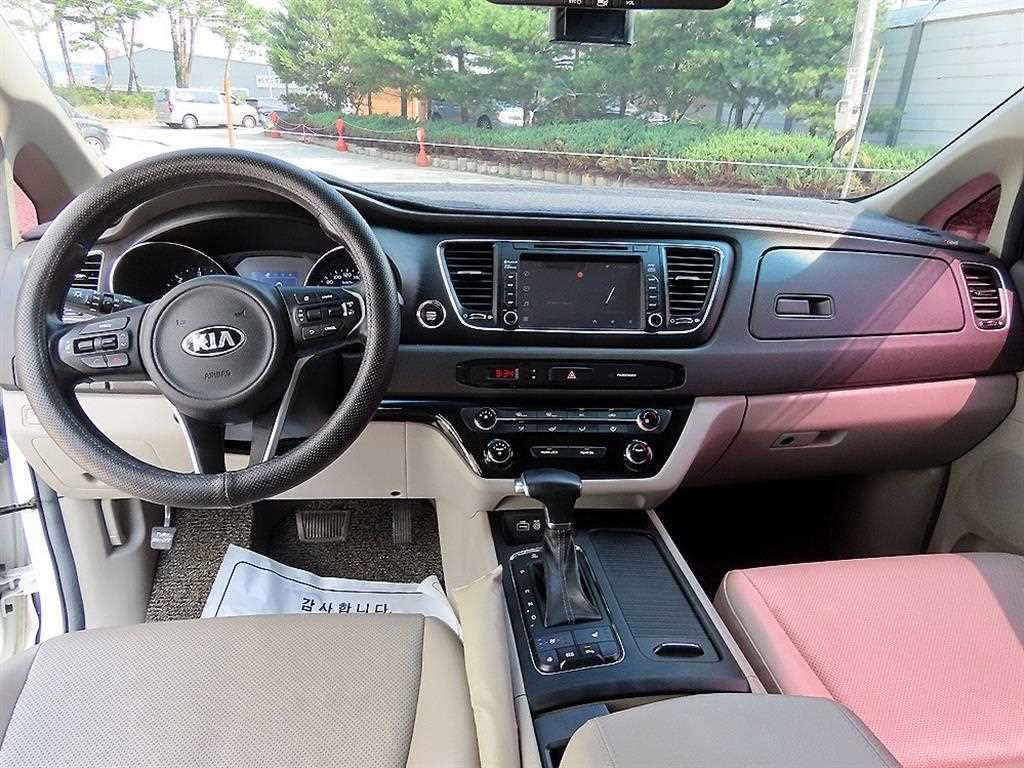 KIA Carnival - Vista 9