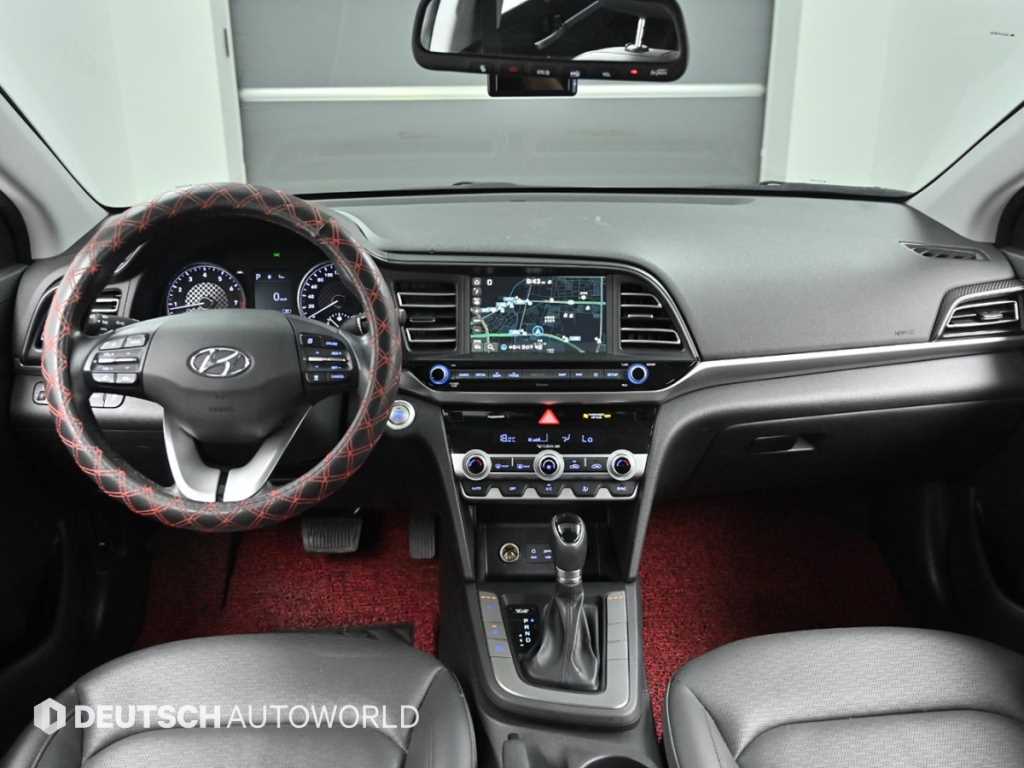 HYUNDAI Avante - Vista 9