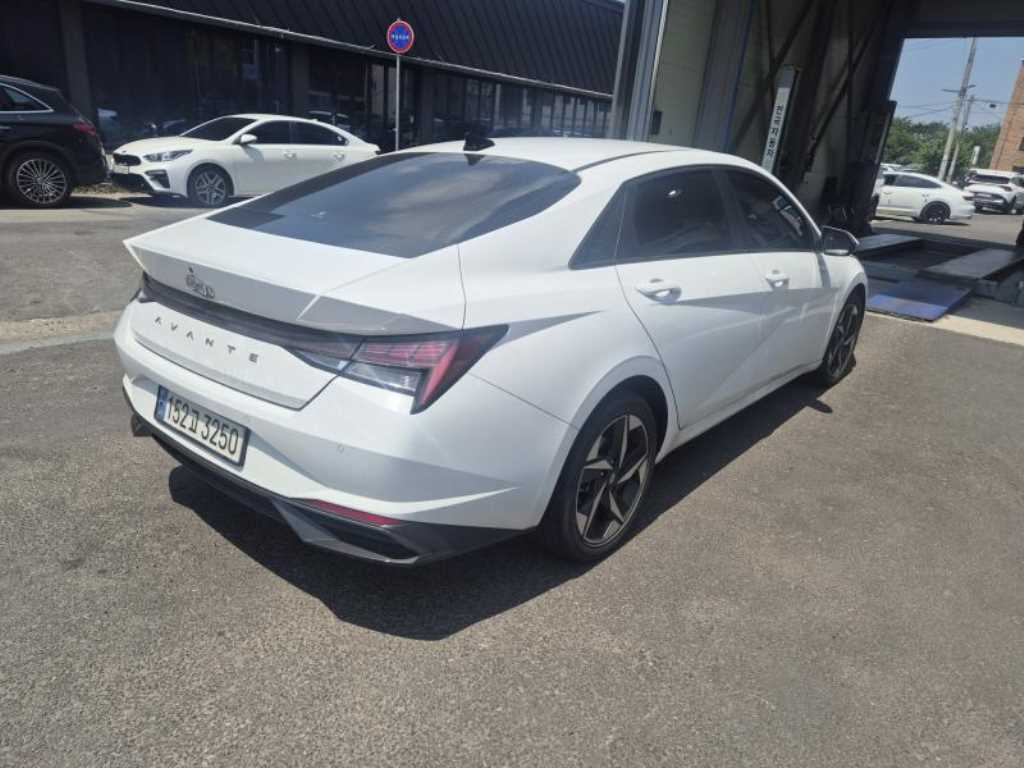 HYUNDAI Avante - Vista 3