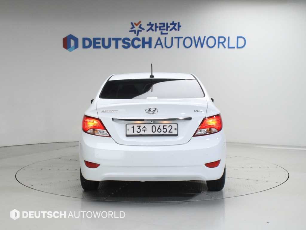 HYUNDAI Accent - Vista 6