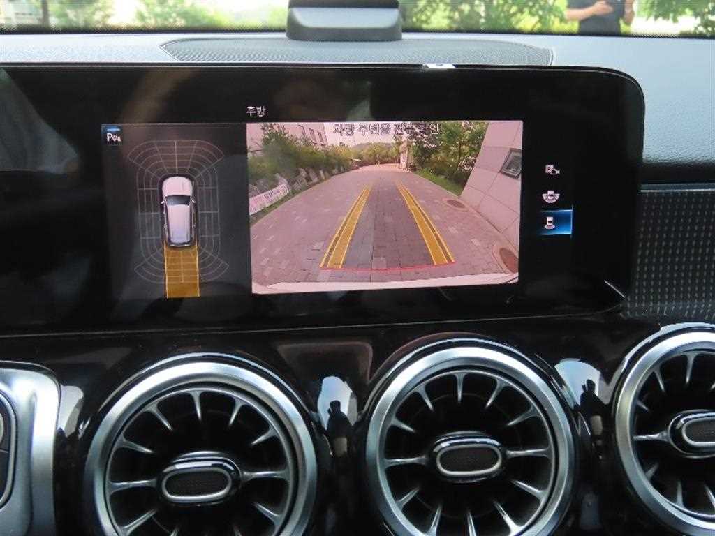 Mercedes Benz GLB Class - Vista 12