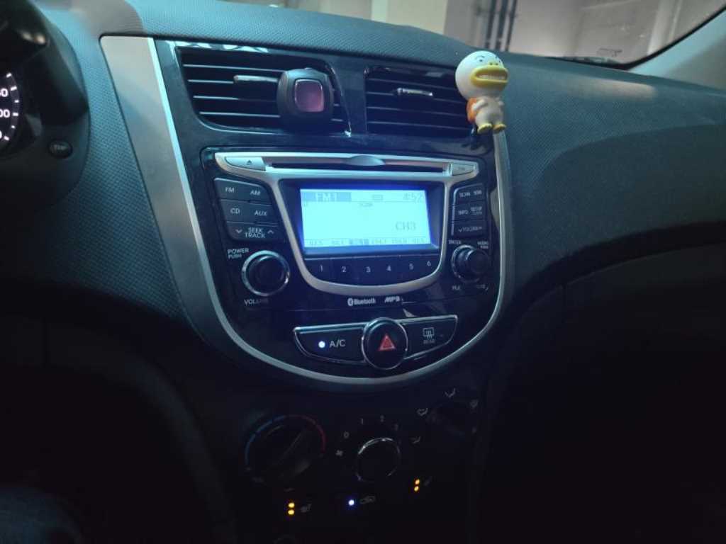 HYUNDAI Accent - Vista 8