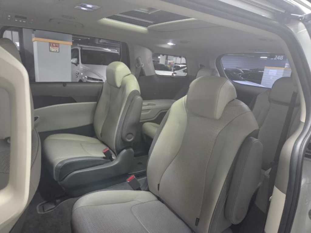 KIA Carnival - Vista 11