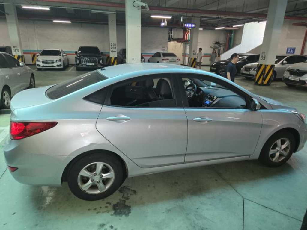 HYUNDAI Accent - Vista 6