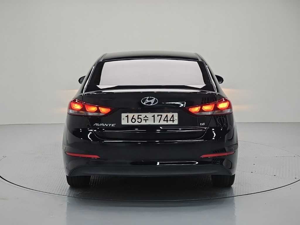 HYUNDAI Avante - Vista 3