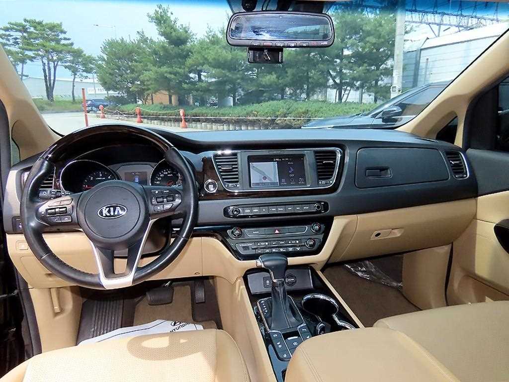 KIA Carnival - Vista 10