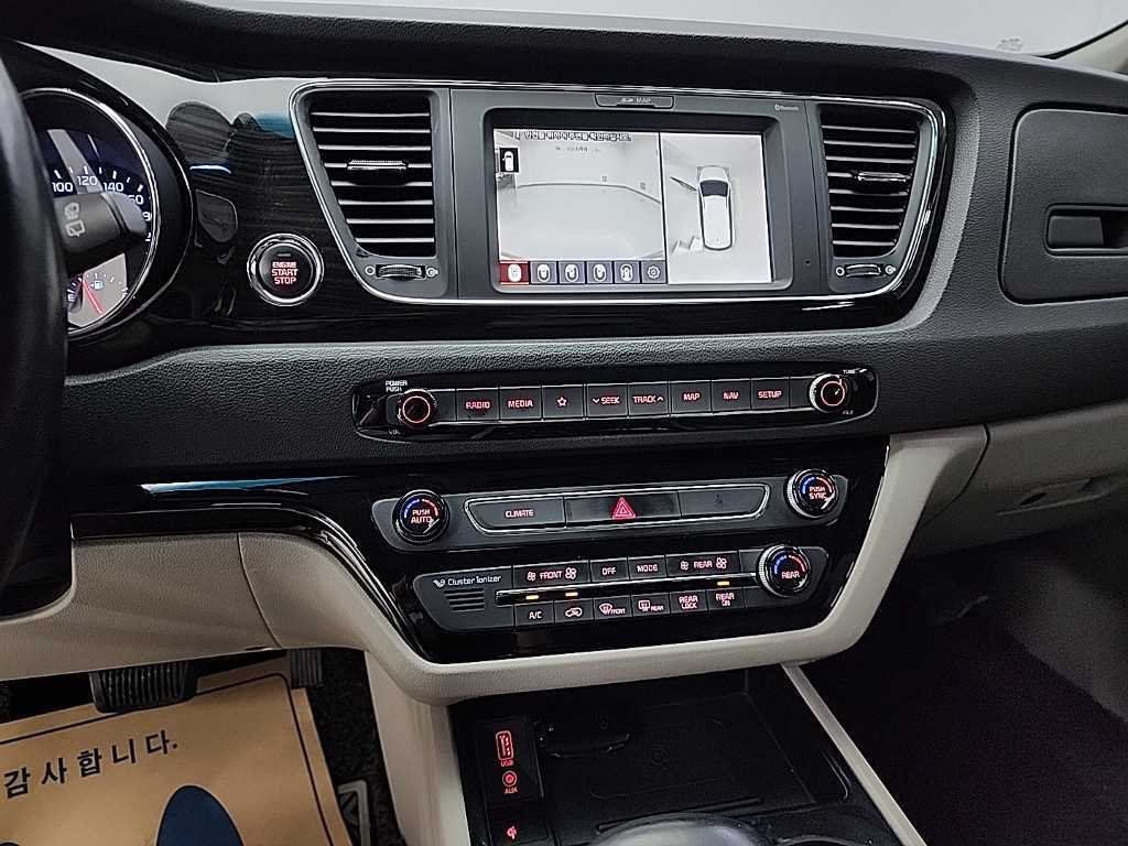 KIA Carnival - Vista 12