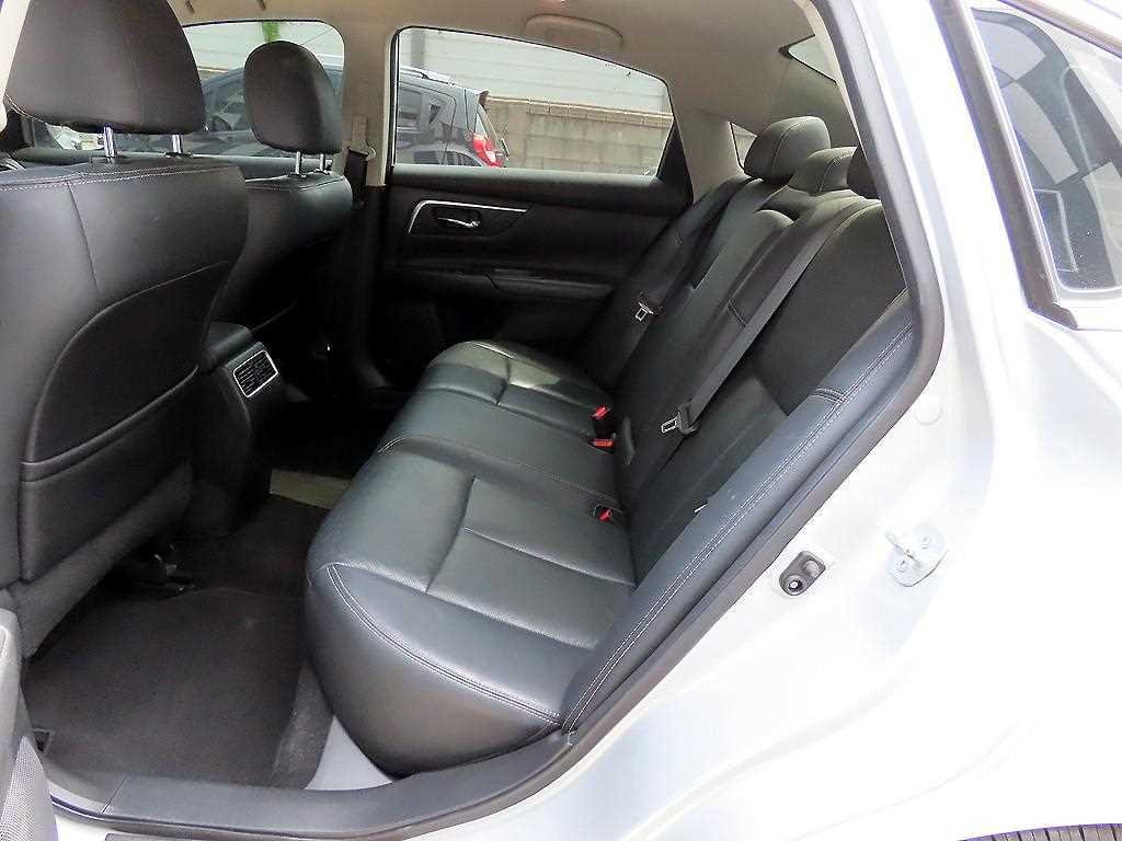 Nissan Altima - Vista 8