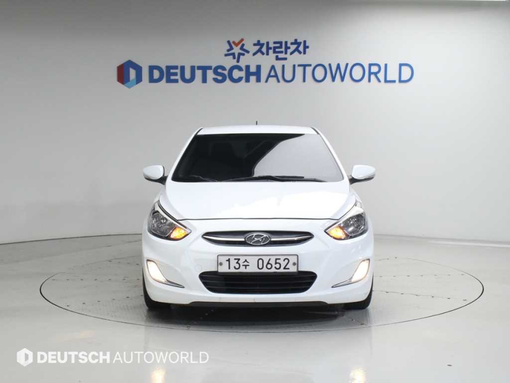 HYUNDAI Accent - Vista 3