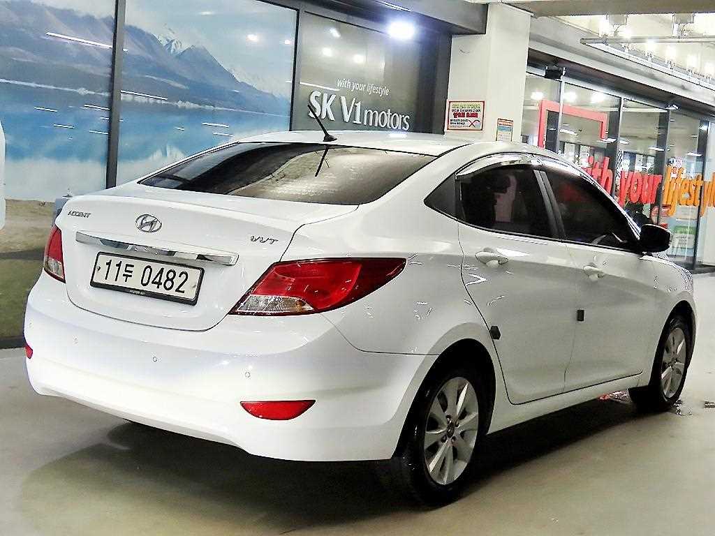 HYUNDAI Accent - Vista 6