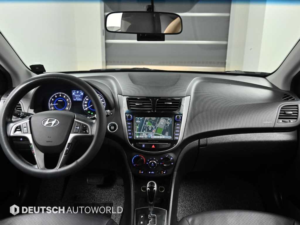 HYUNDAI Accent - Vista 9