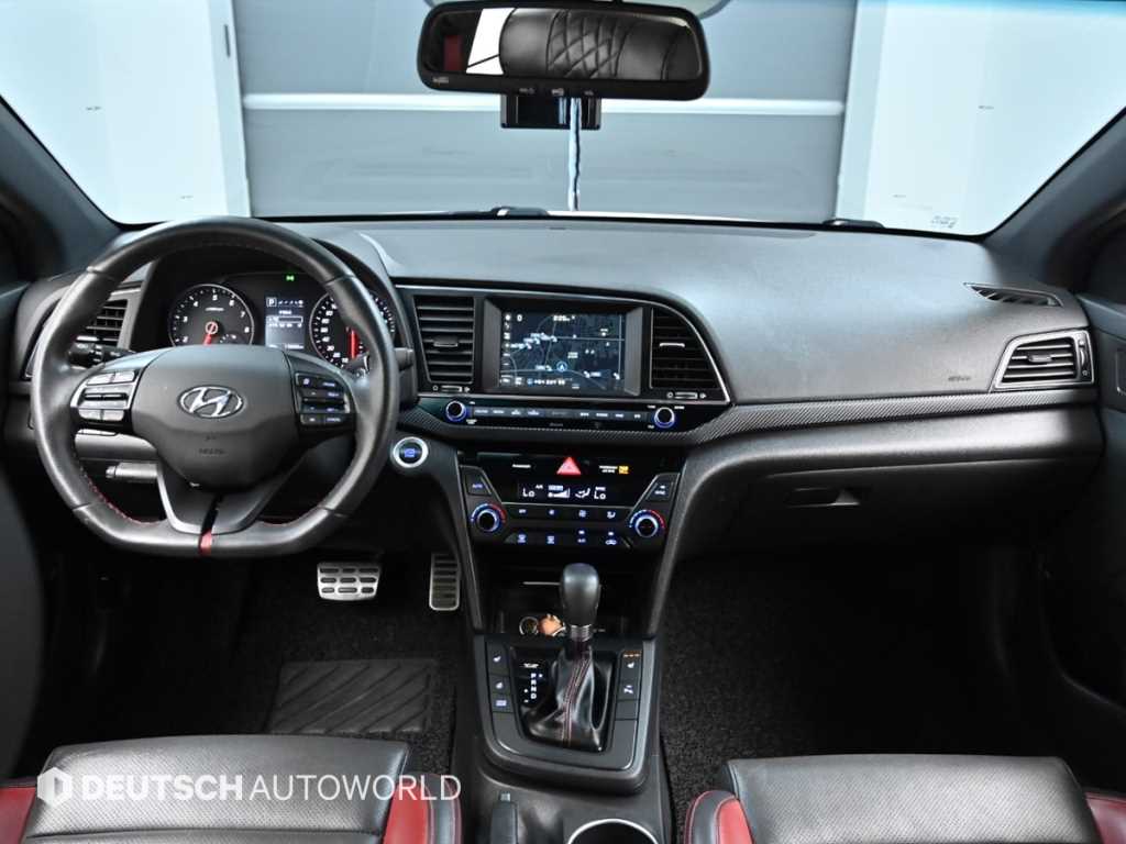 HYUNDAI Avante - Vista 10